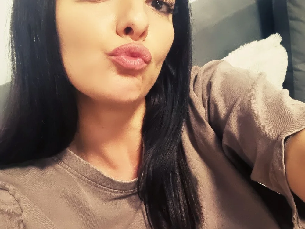 naughtyelska's Offline XXX Chat