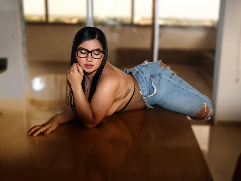 Laila_Brookss offline chatrum