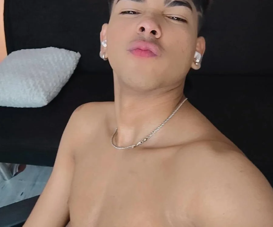 rau_22 Offline XXX-Chat