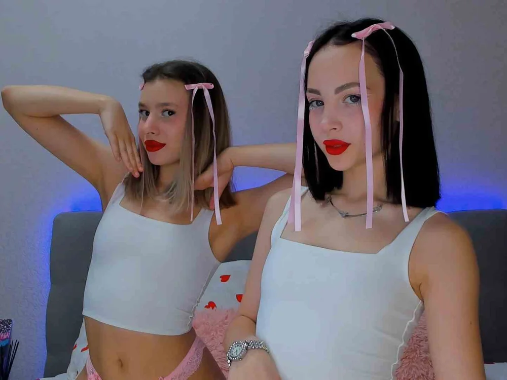 sweetstepsisters' Offline XXX Chat