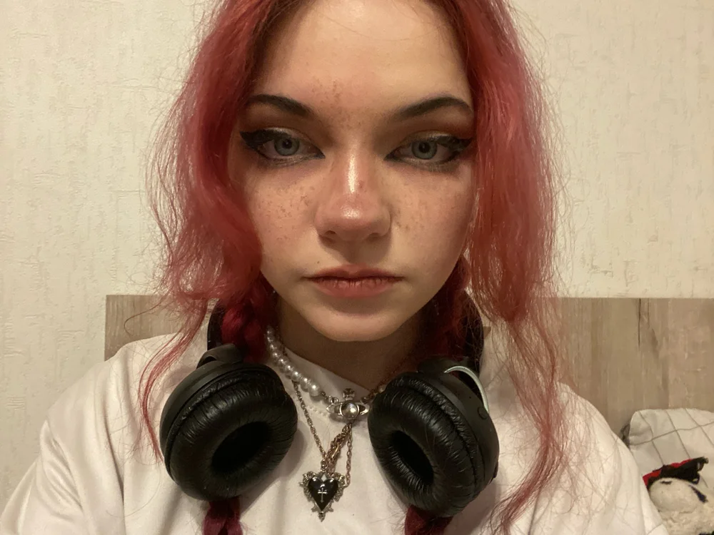 CuteRedheadPrincess' Offline Chat Room