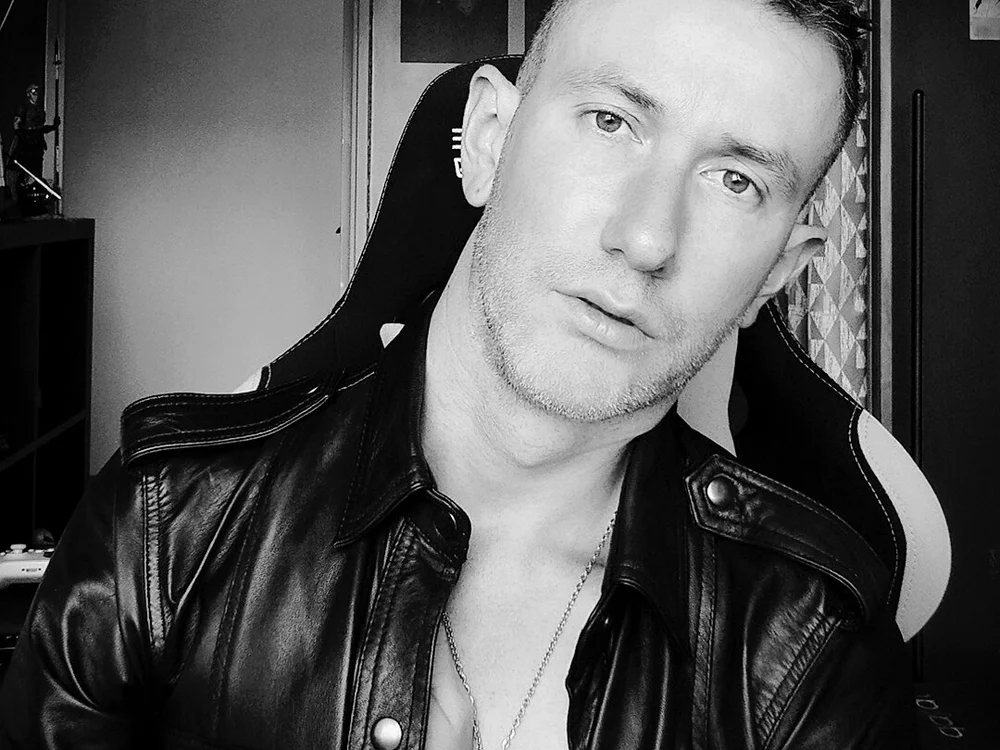 Gamerinleather's Offline Chat Room