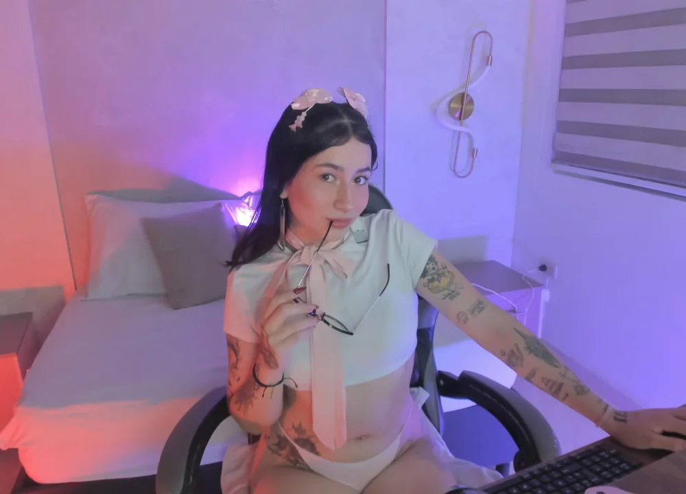 charlottee27_n Offline XXX chat