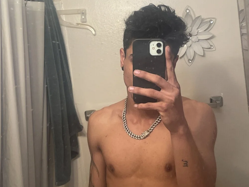 Adonisbeltran0101's Offline XXX Chat