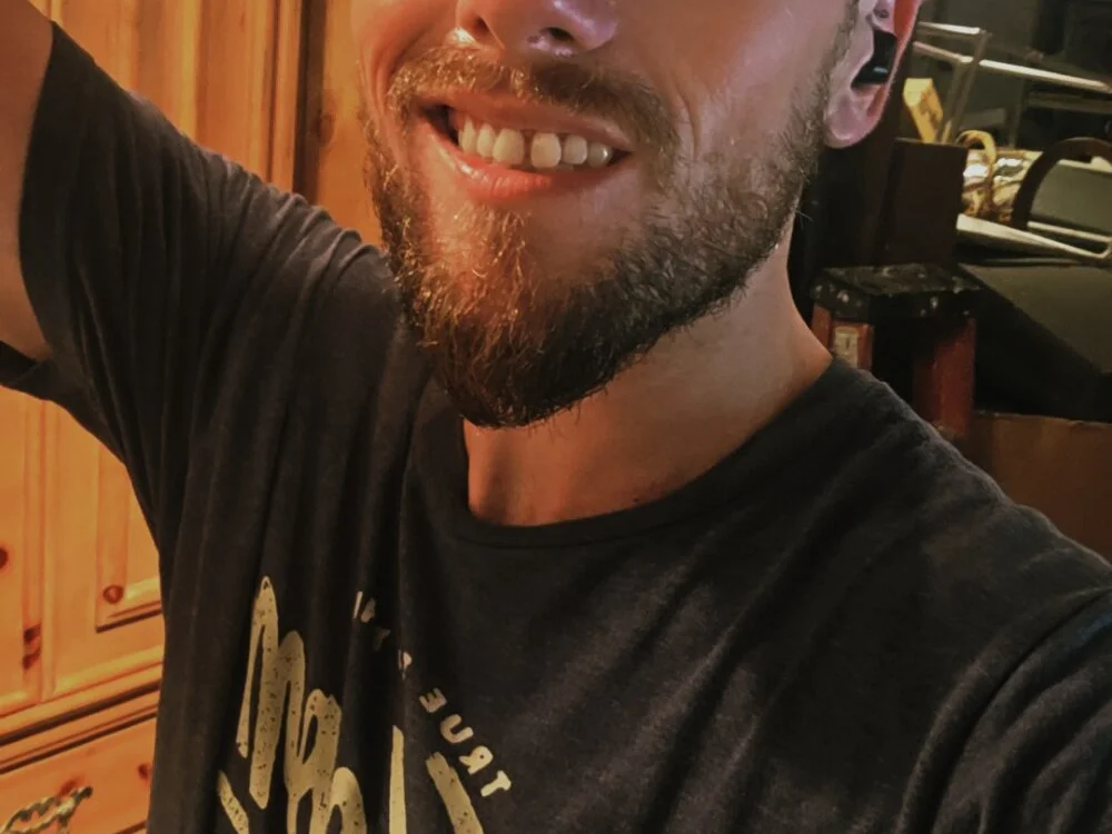 Swiftieboi1323 離線 XXX 聊天