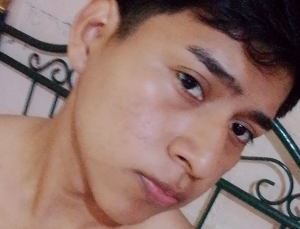 tony2293 Adlı Modelin Çevrimdışı XXX Sohbeti