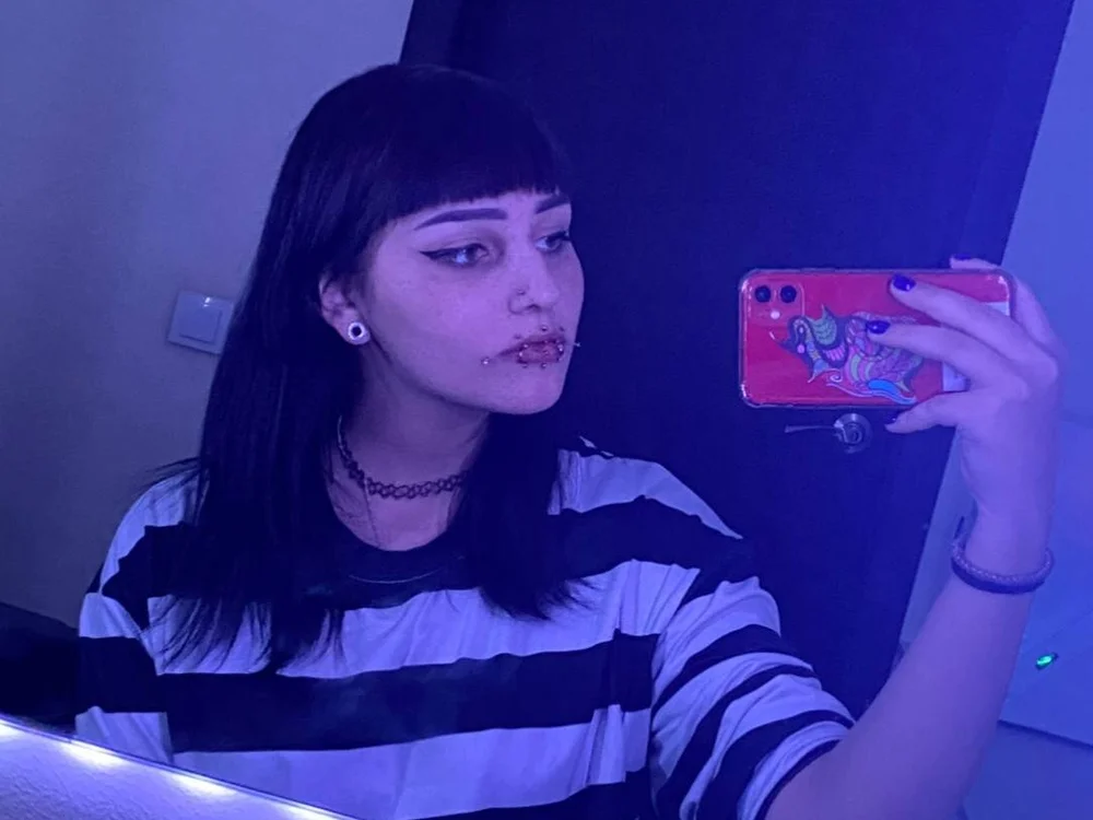 LeslieThomass' Offline Chat Room