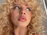 Model CurlyDaisy