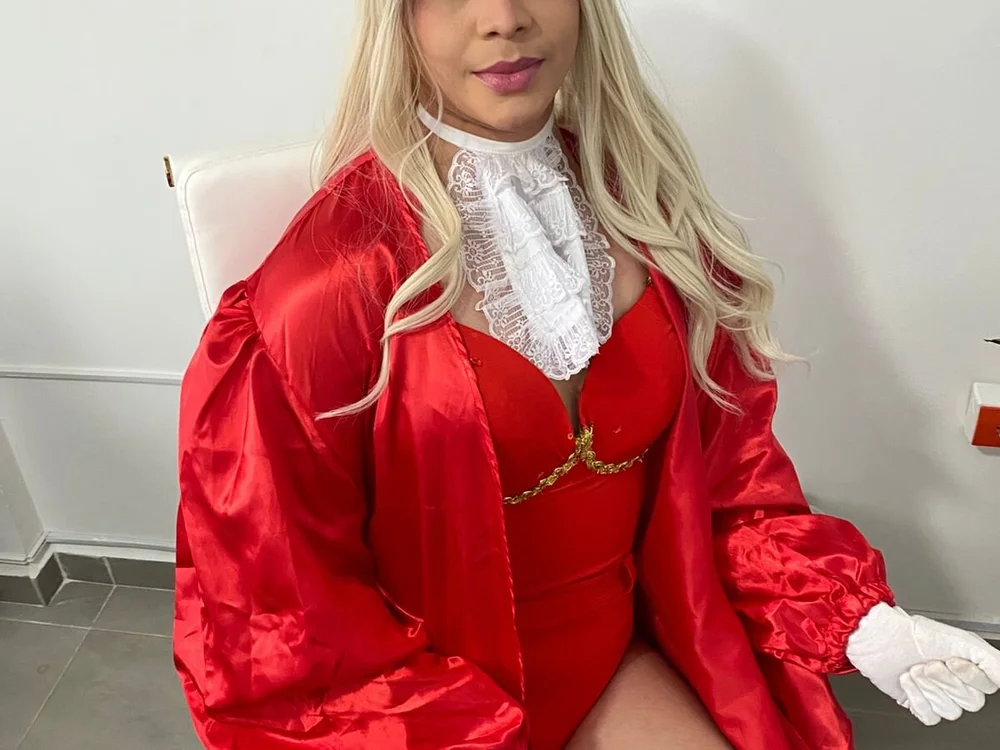 Isabella_Queenn's Offline Chat Room