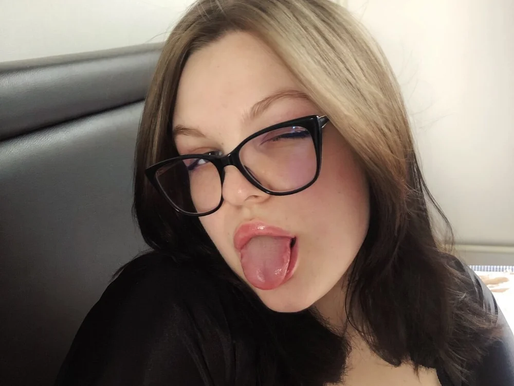 Charlotte_Ros' Offline XXX Chat