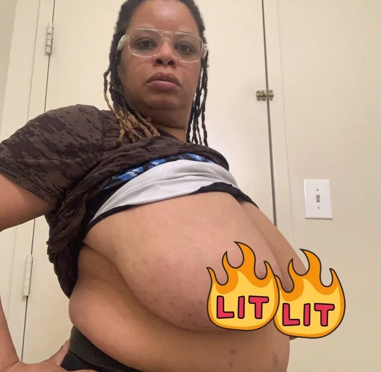 Bigtits0982's Offline Chat Room