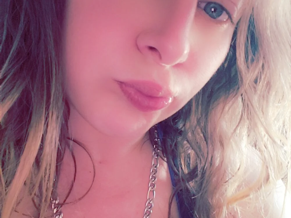 Juicy_Libra69 Offline XXX-Chat