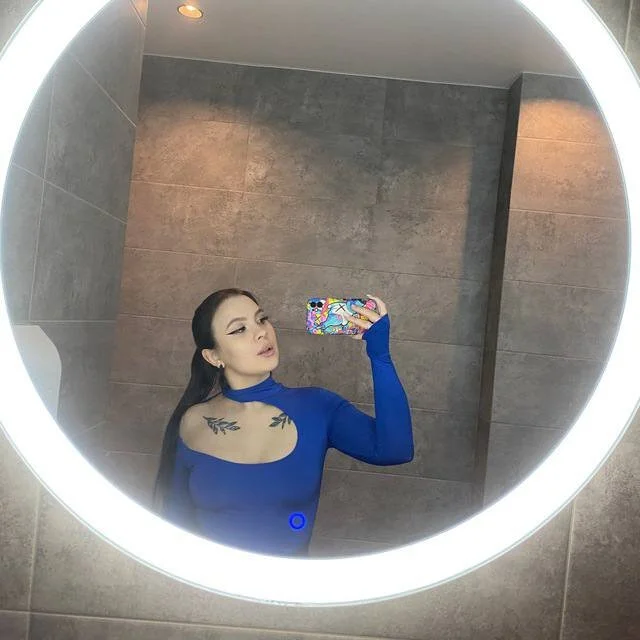 yourjullymoon's Offline Chat Room