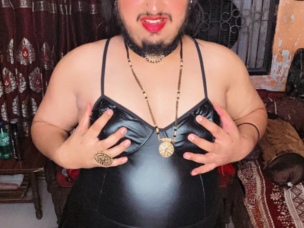 hotshemalebaby's Offline Chat Room