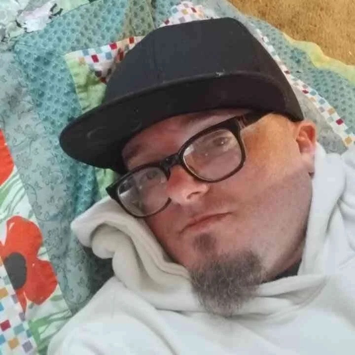 Nicholas3232aa's Offline Chat Room