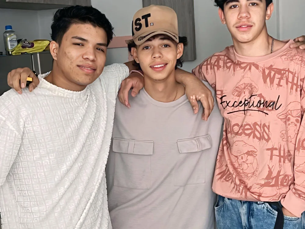 latin_naughty_boys' Offline XXX Chat
