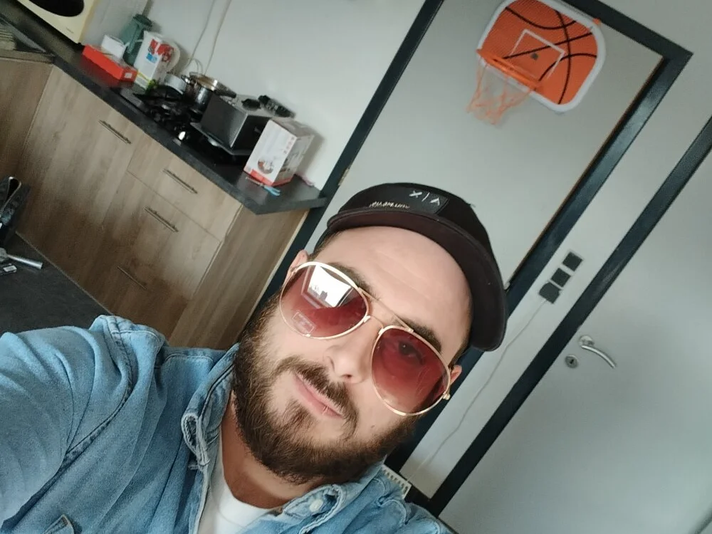 Mick700013 Offline XXX-chat