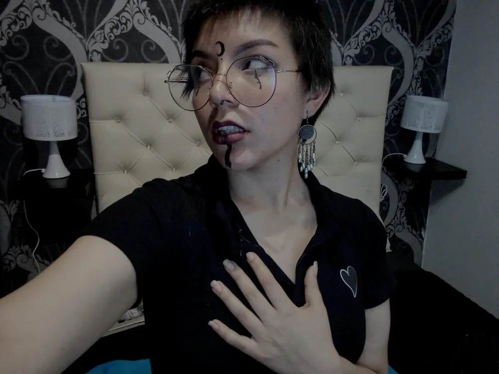 MADELYN_LEE_'s Offline Chat Room