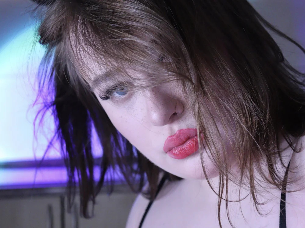 LisaSquirtson3's Offline XXX Chat