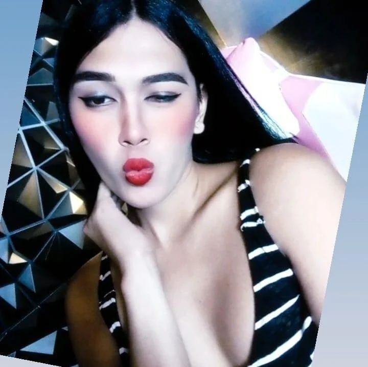 Miss_Erika_More's Offline Chat Room
