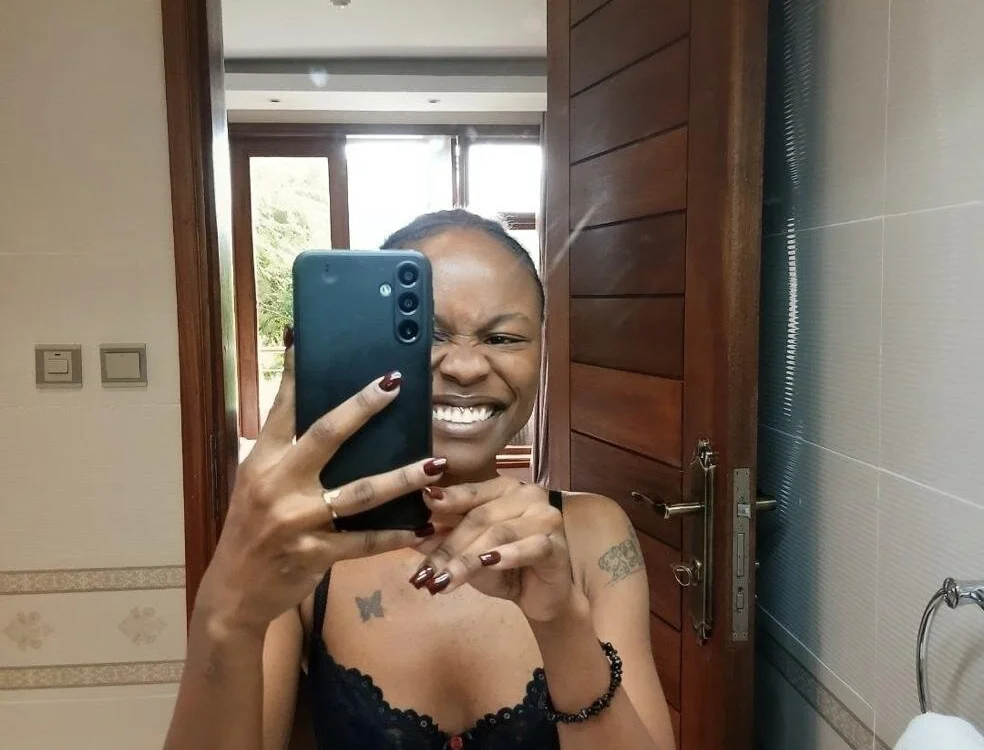 blushybaddiee Obrolan XXX Offline