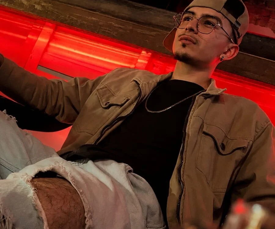 derek_latino's Offline XXX Chat