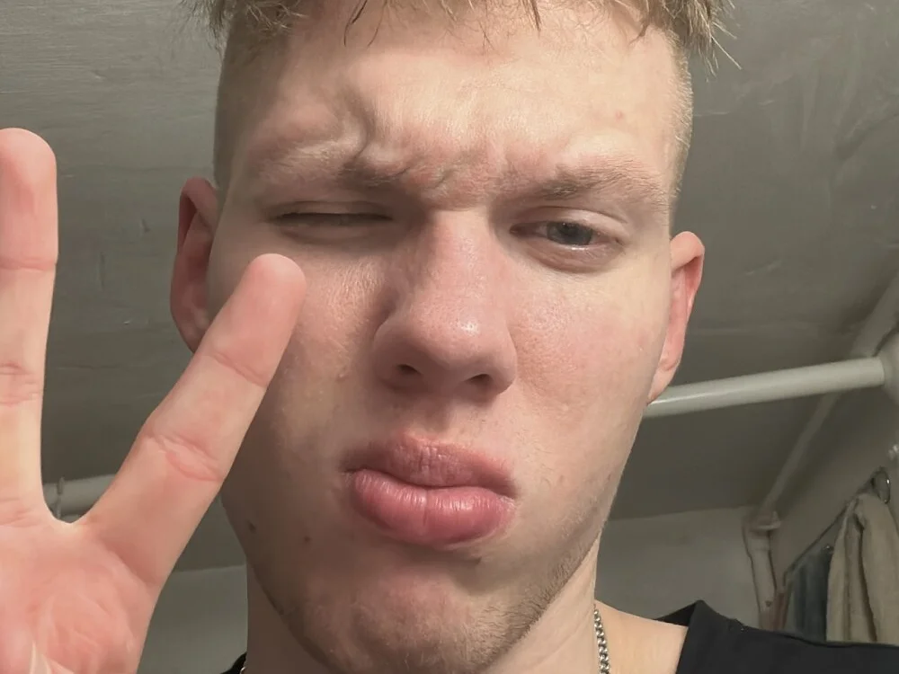 sexybooii6968's Offline XXX Chat