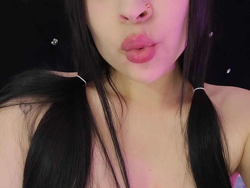 Luna_Rojaa offline chatrum