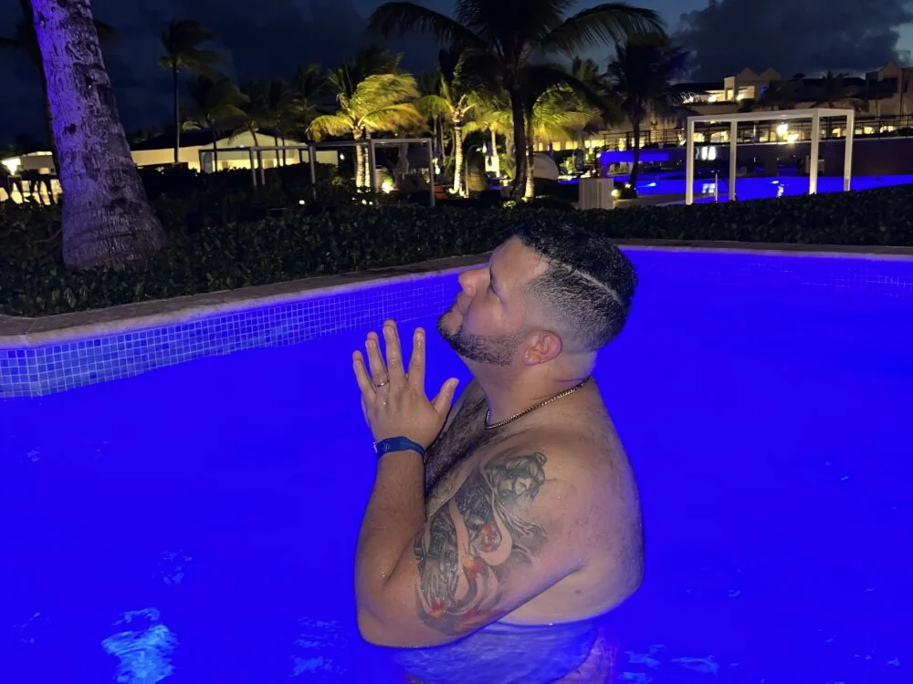 HotDominicanCum 離線 XXX 聊天