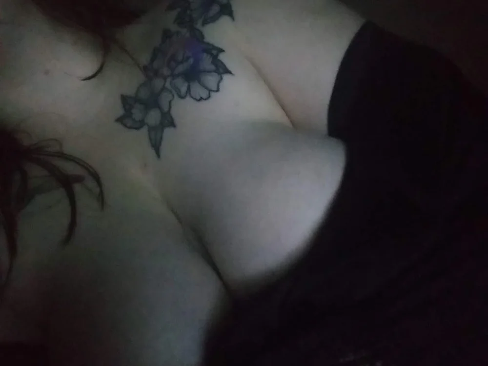 BrunetteRed666's Offline Chat Room