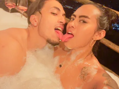 UR_LATIN_BUSHY_GUYS - Couple 