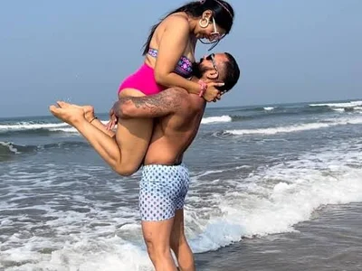 Saloni777 Couple Blackhairmilfs Cam Strip