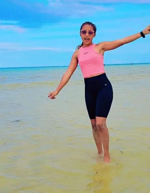 Pretty_amber1 Adlı Modelin Çevrimdışı Sohbet Odası