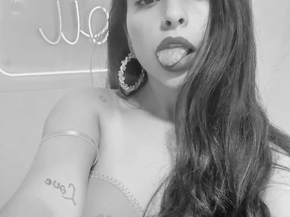 emma_isabel_1s' Offline XXX Chat