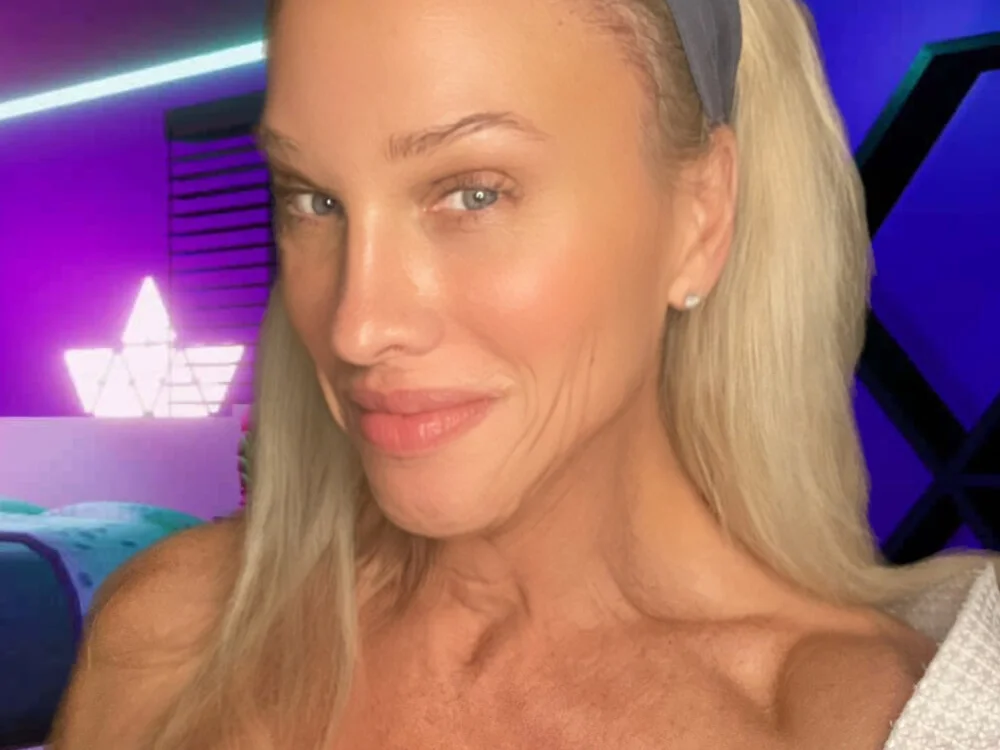 ChrisTinaBruce Chat XXX offline