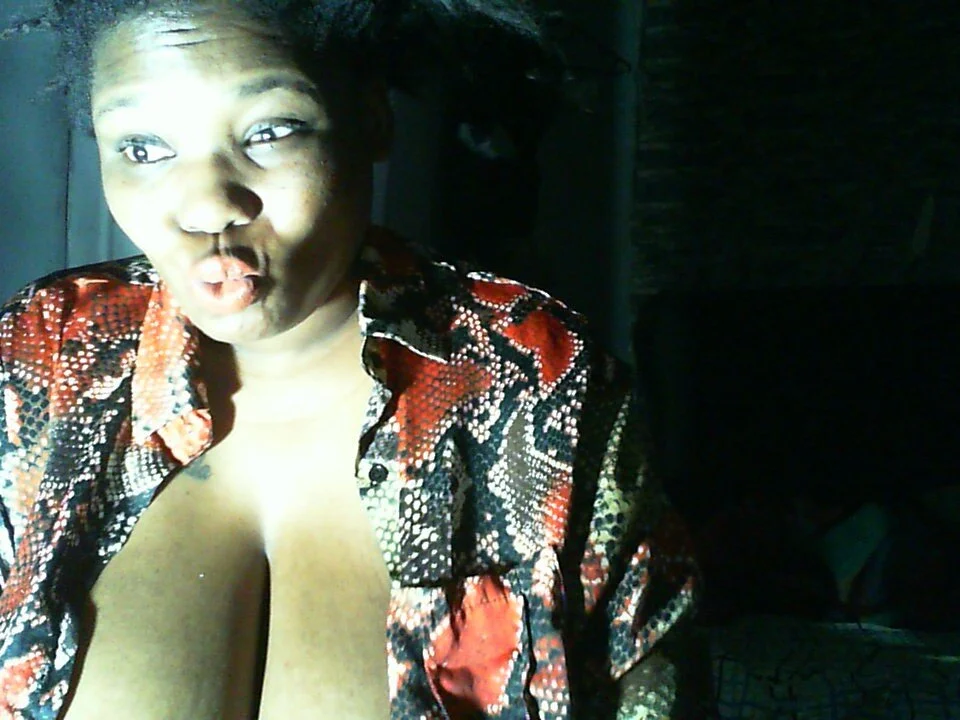 queenbusty's Offline XXX Chat