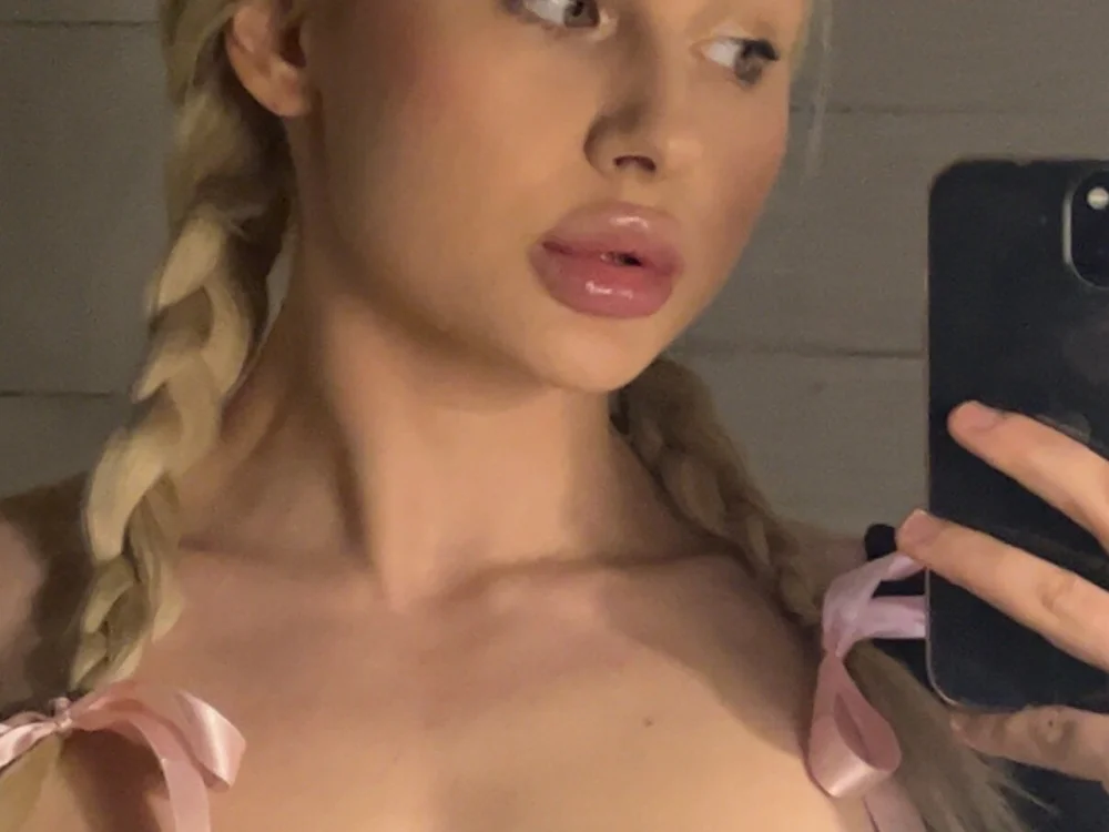 blondebimbo23's Offline Chat Room
