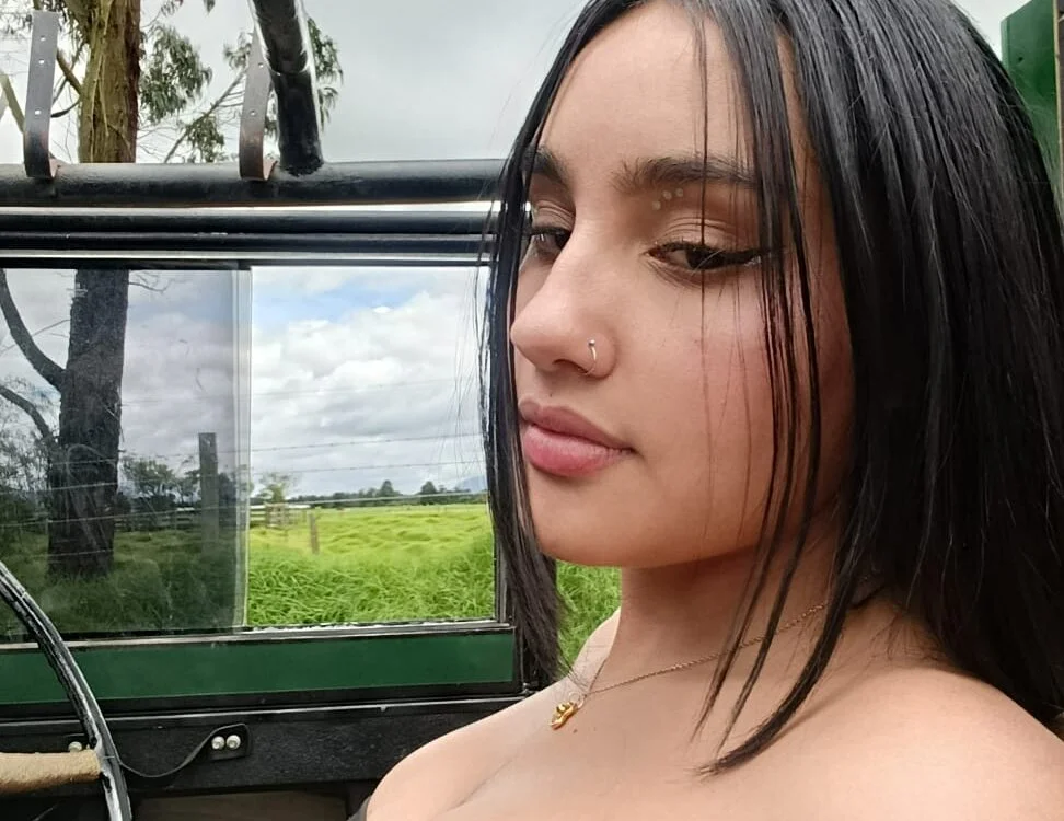 Caroline_rodriguez9's Offline XXX Chat