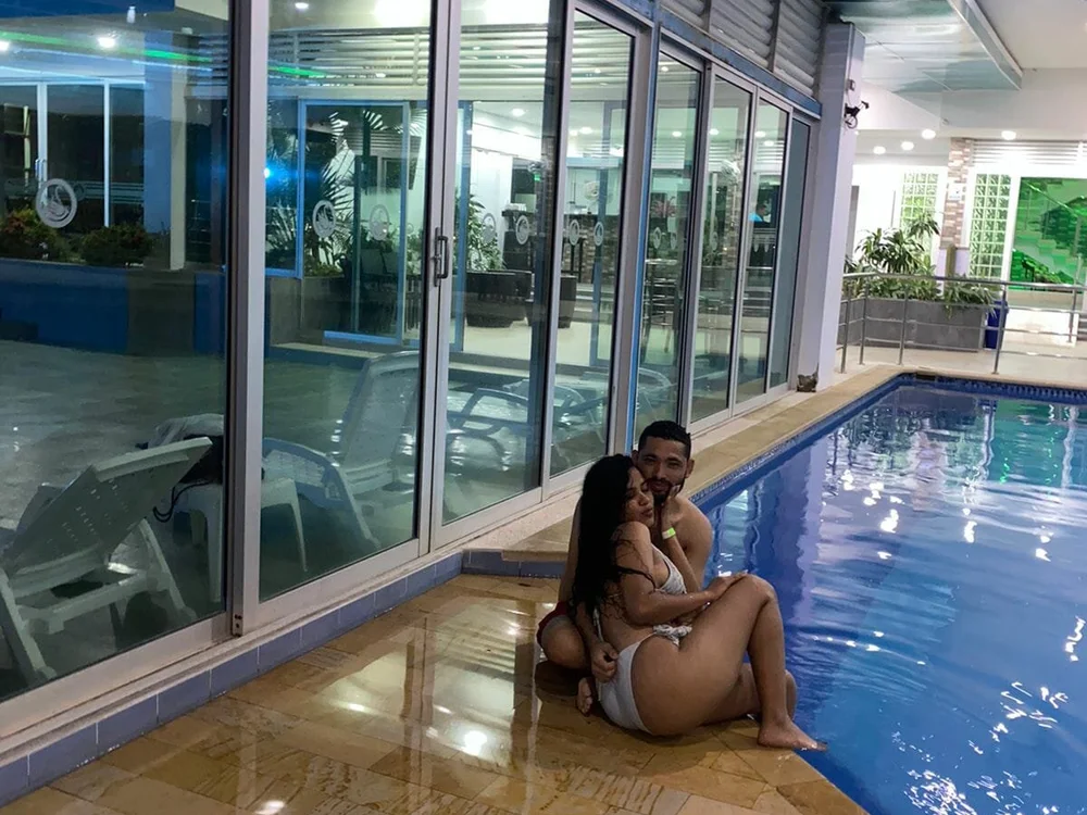 jamesandrachel's Offline XXX Chat