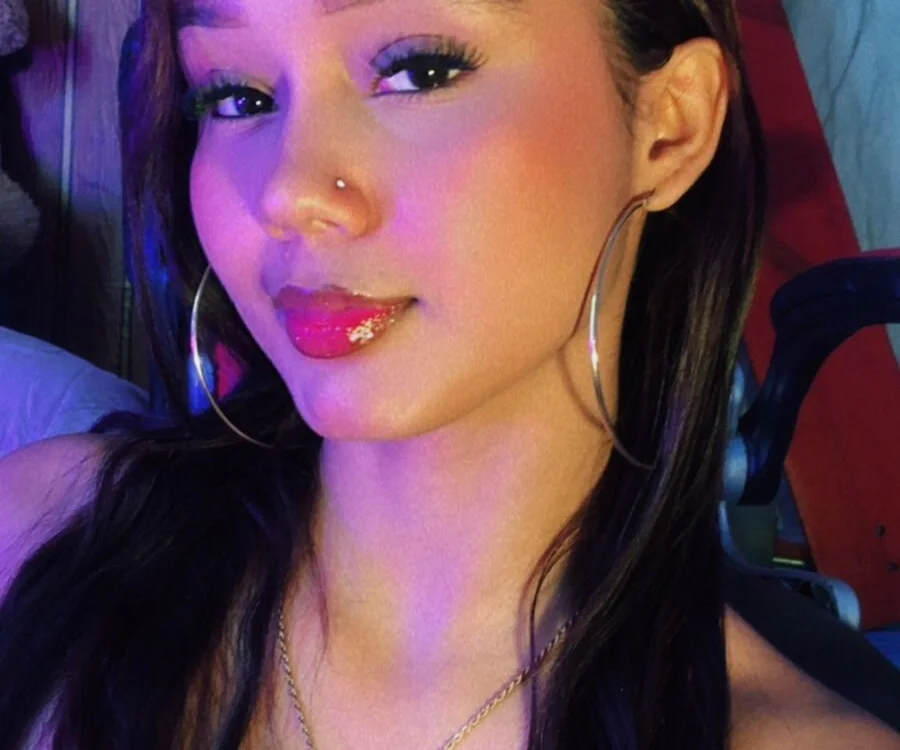 MarianaManzur 離線 XXX 聊天