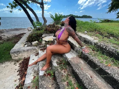 Badgirlbella Live Cam and Statistics on UnifiedCams