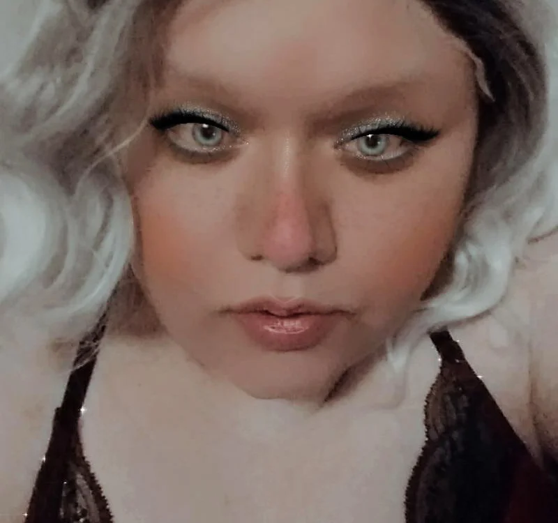 Forbidden_Vixen's Offline Chat Room