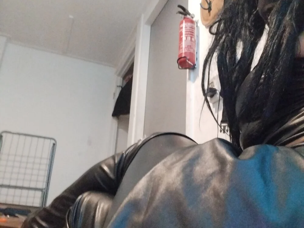 SmellyLeatherSally offline XXX-chatje