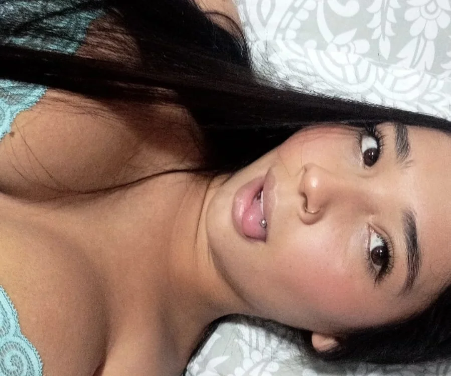 Emily__20's Offline Chat Room