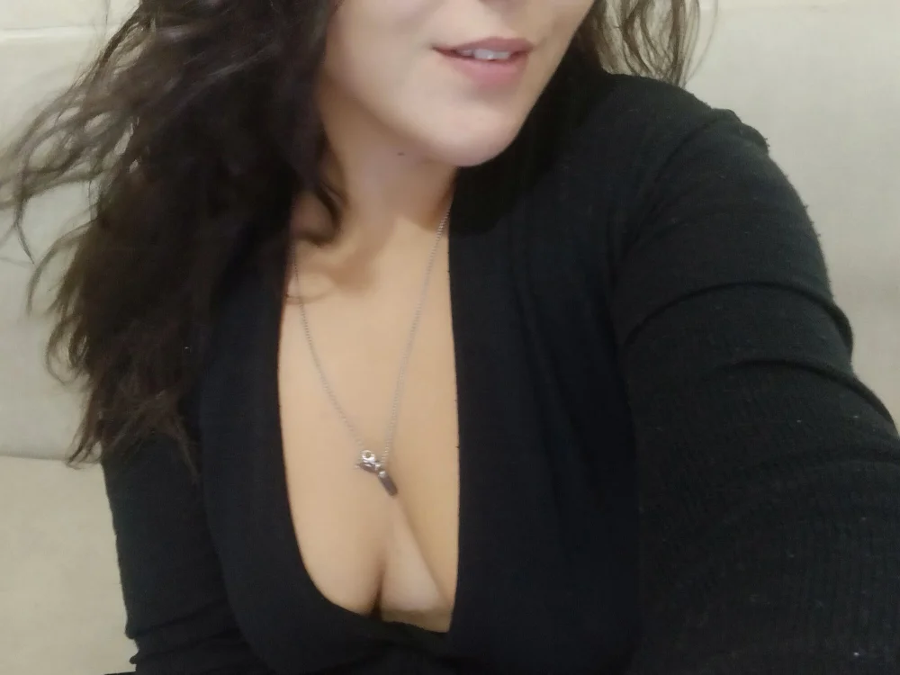 Hot_Maria1's Offline Chat Room