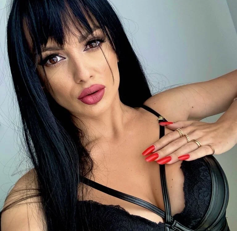 Inesbabe's Offline XXX Chat