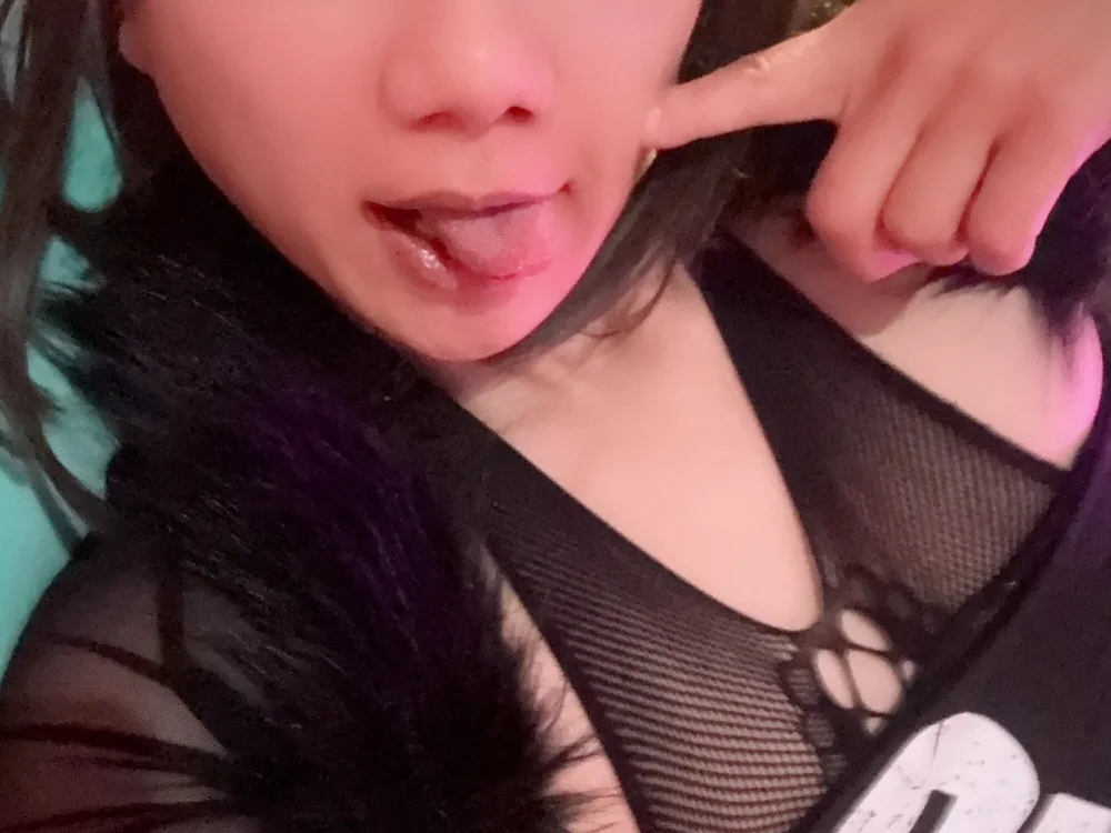 FemboyVictoria's Offline Chat Room