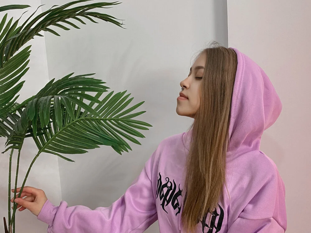 LayriantaVee's Offline XXX Chat