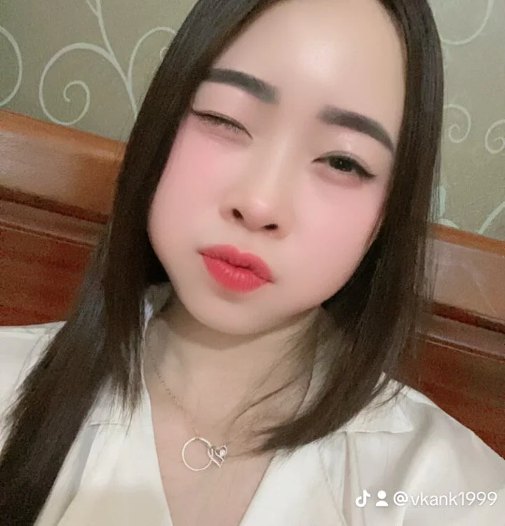 cover photo of Hotgirl_2kk