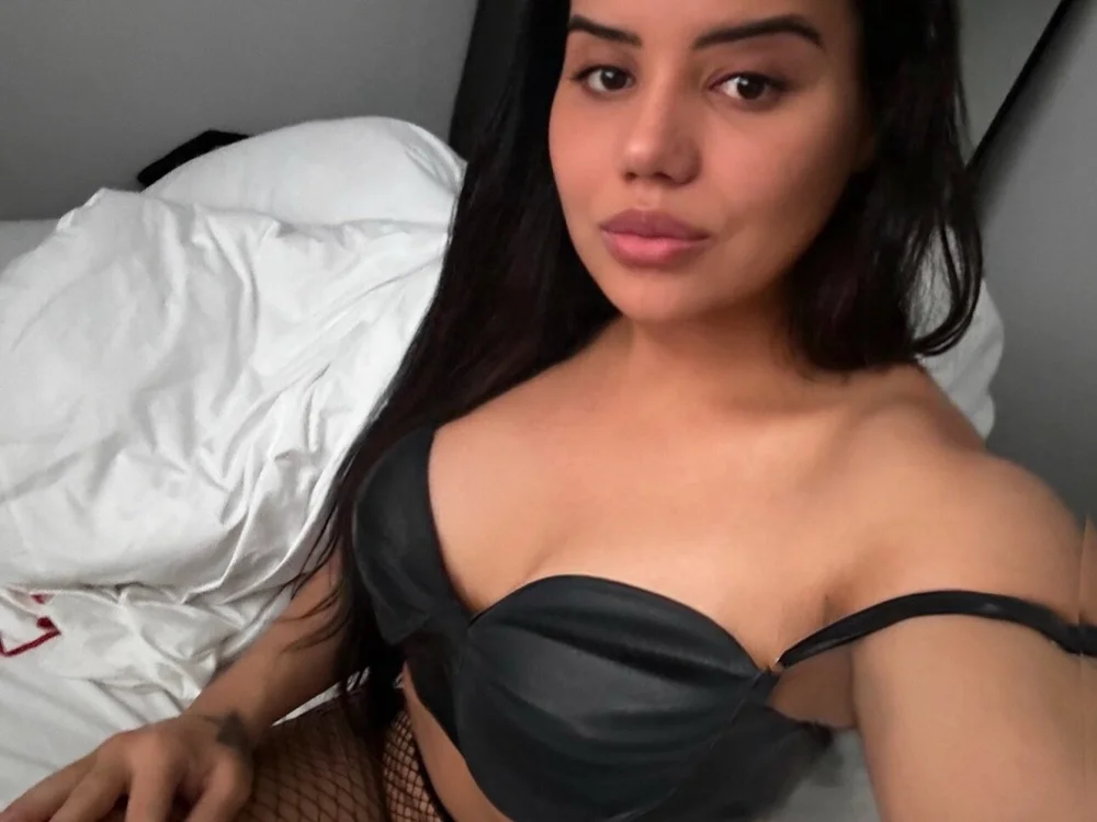 luiza1993 Adlı Modelin Çevrimdışı XXX Sohbeti